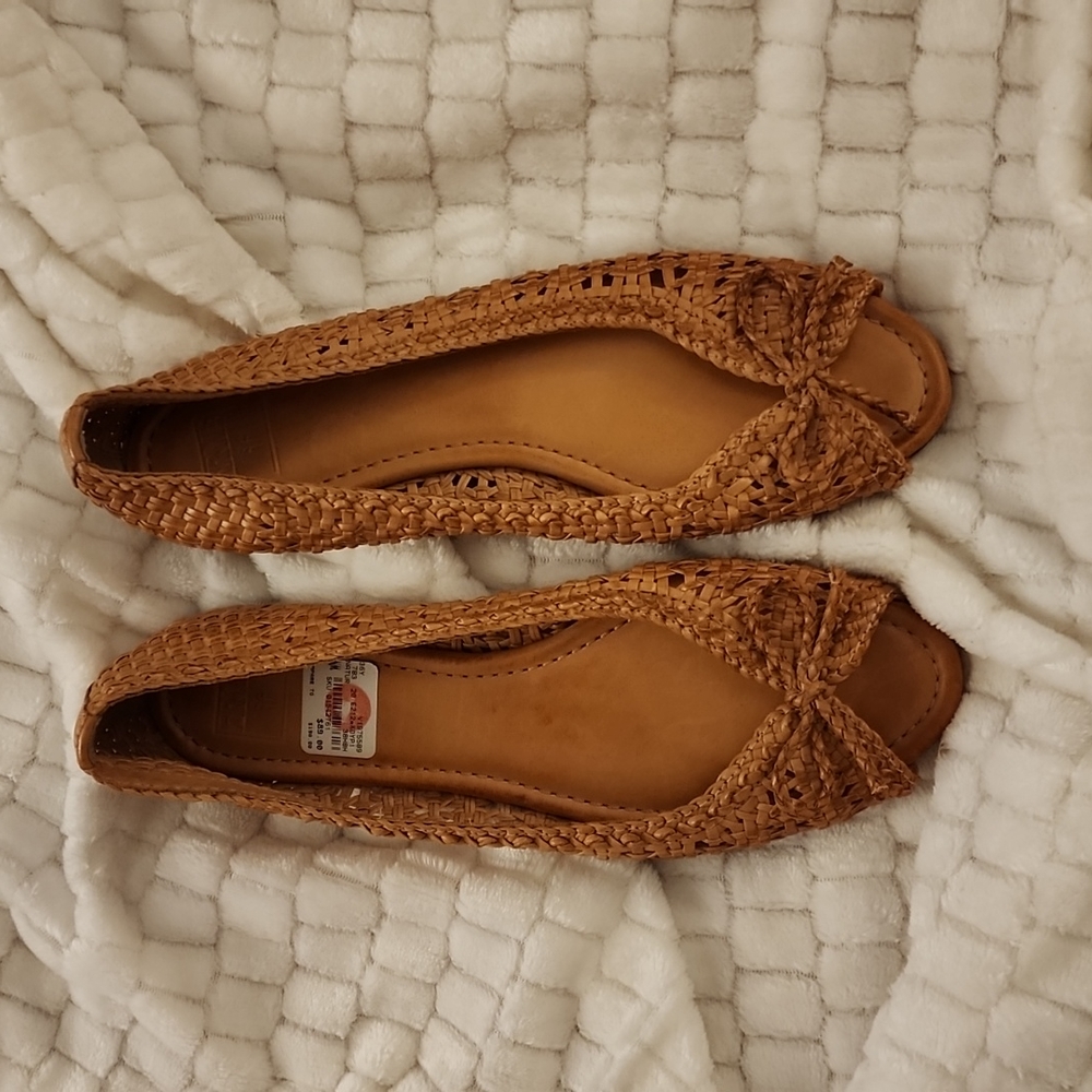 NWT Frye Malorie peep toe flats